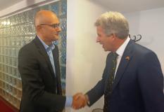 Председник и секретар Републичке изборне комисије Владимир Димитријевић и Срђан Смиљанић разговарали су данас са амбасадором Уједињеног Краљевства у Србији, његовом екселенцијом Едвардом Фергусоном и Нермином Нишићем, директором Међународне фондације за и